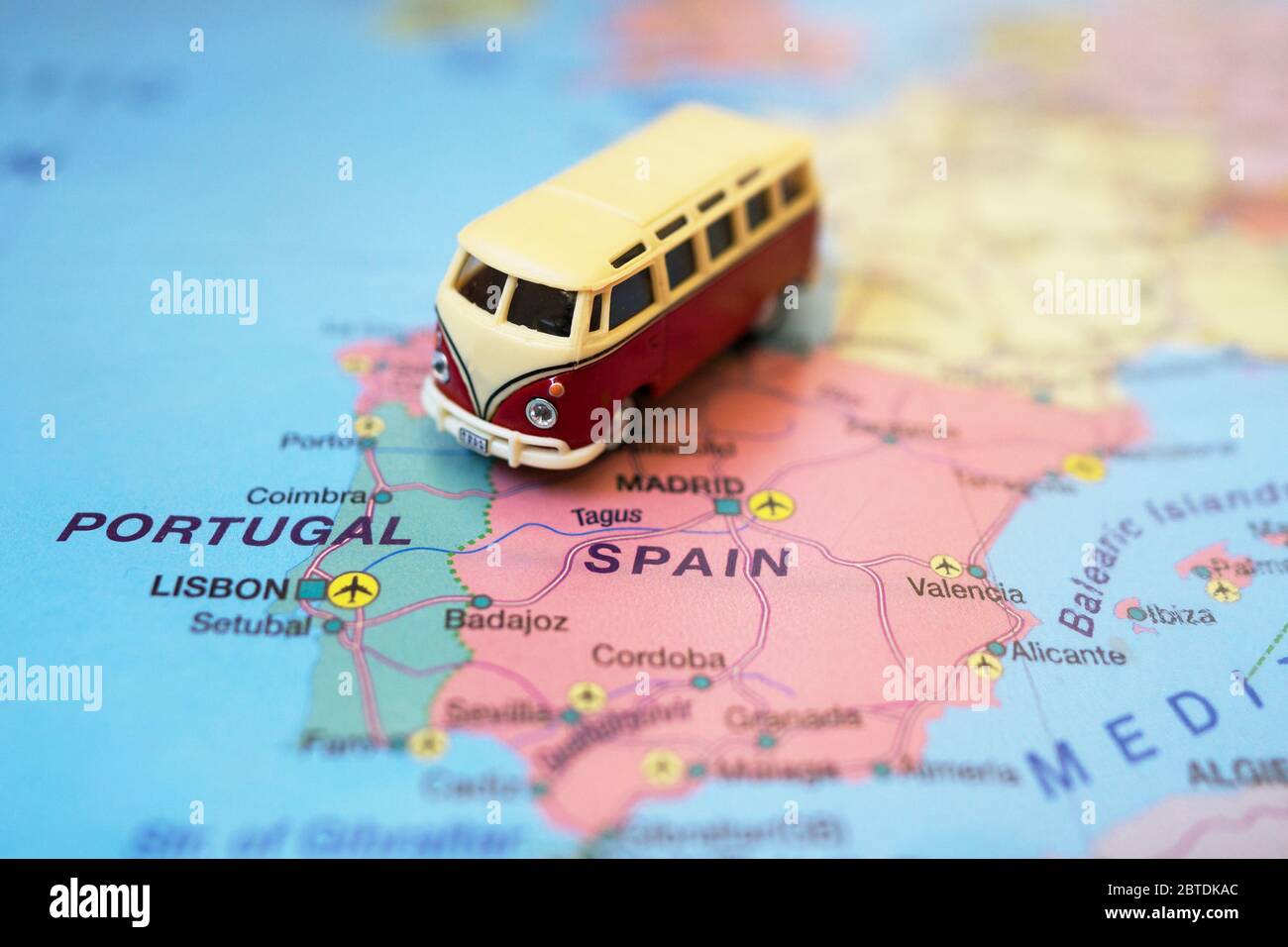 Kleiner Spielzeug Retro Bus auf Europa Karte auf der Iberischen Halbinsel. Reisen im Kleinbus-Konzept. Stockfoto