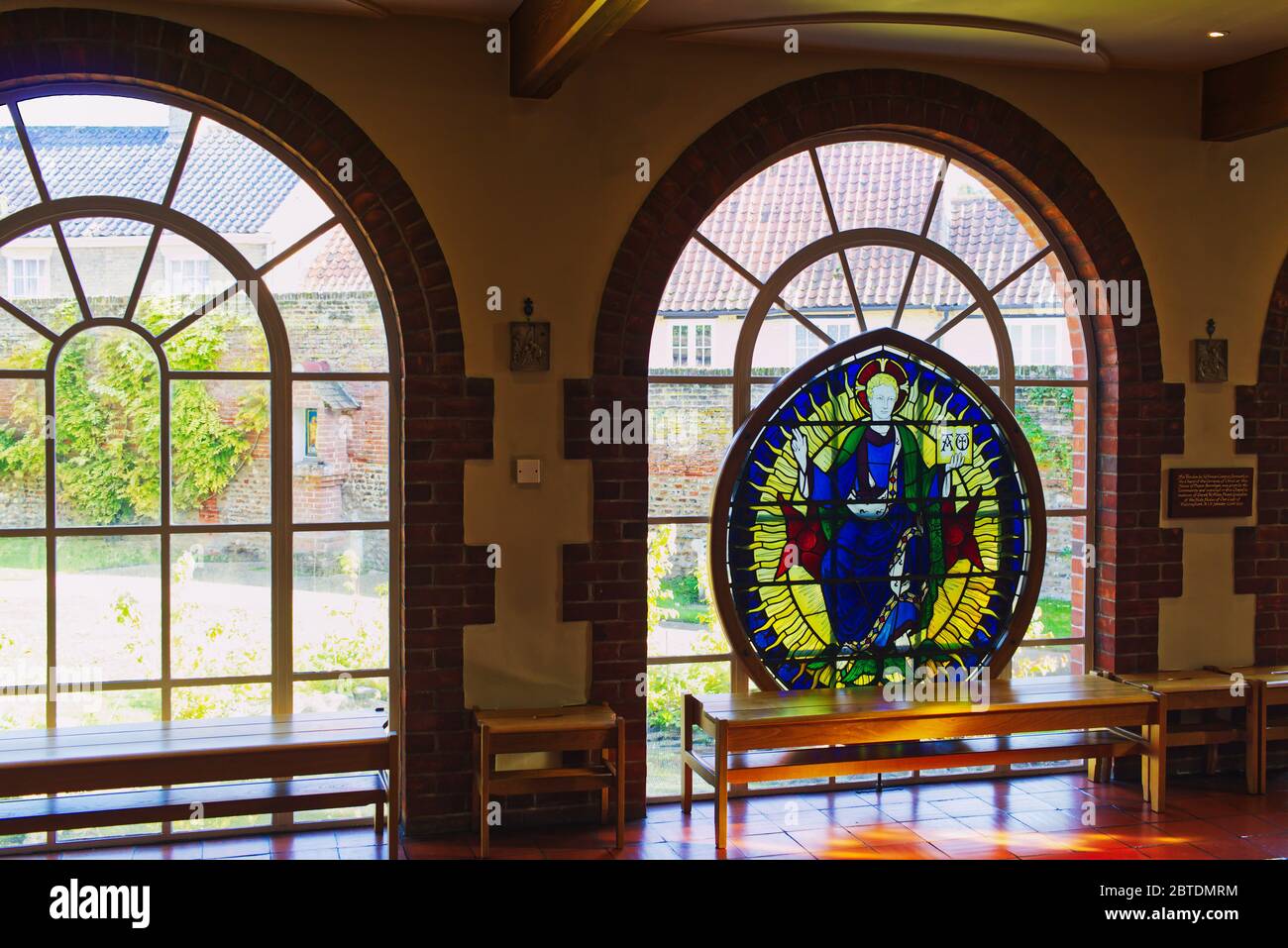 Buntglasfenster in der Kirche des anglikanischen Heiligtums unserer Lieben Frau von Walsingham, Little Walsingham, Norfolk, Großbritannien Stockfoto