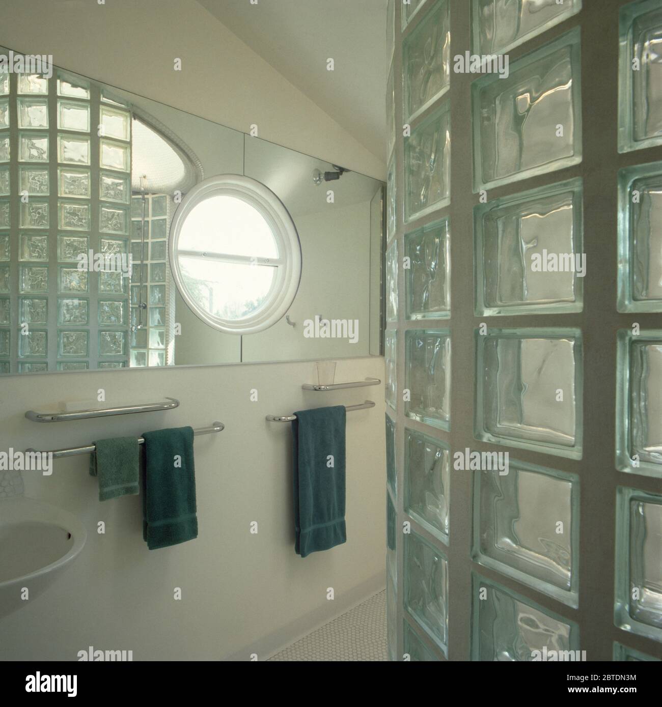 Glasblock Wand Waschbecken Stockfotos Und Bilder Kaufen Alamy