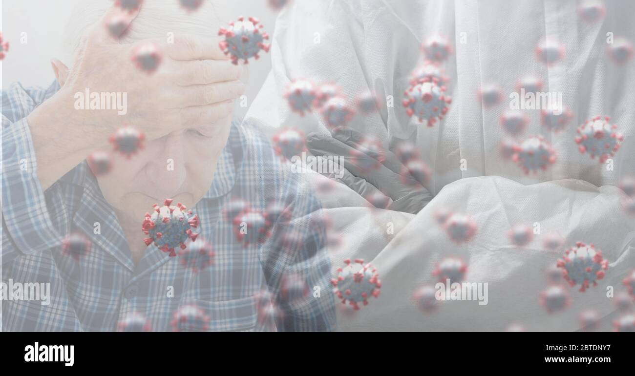 Älterer kaukasischer Mann mit Kopfschmerzen über Coronavirus Covid19 Zellen schwimmend und Gesundheitsarbeiter Stockfoto