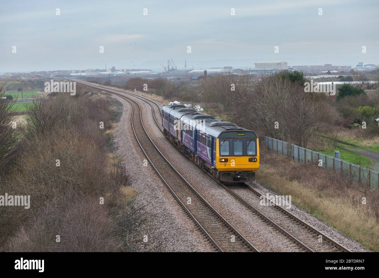 Die Bahnlinie 142 der Northern Rail fährt 142068 + 142071 mit einem lokalen Haltezug durch Crimdon auf der Durham Coast Railway Line Stockfoto