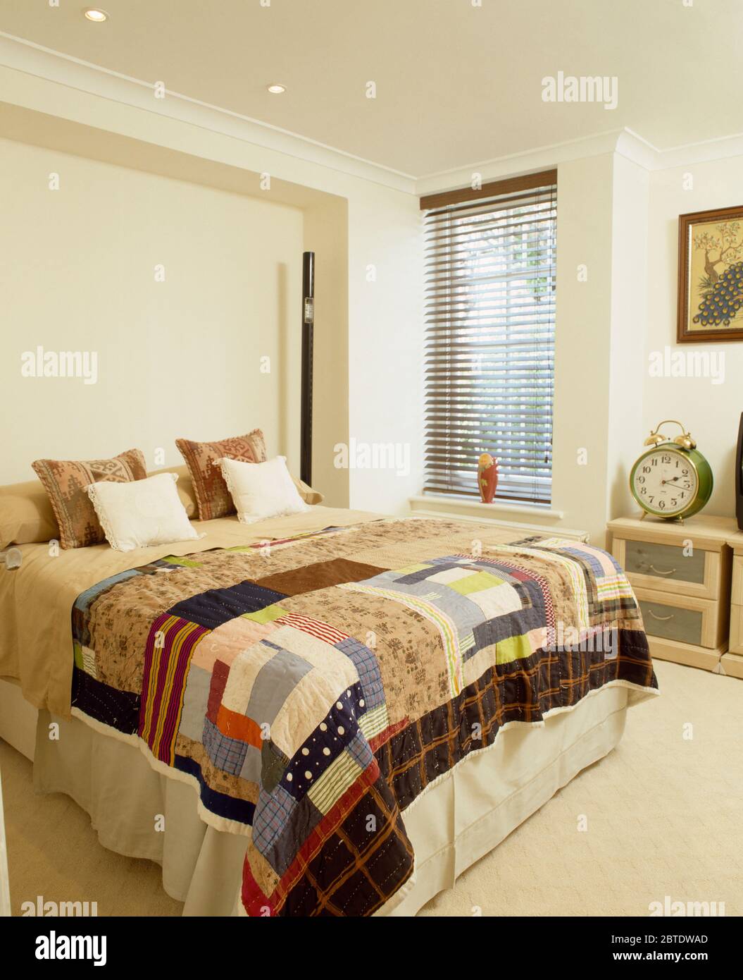Patchwork Quilt auf Bett im modernen Schlafzimmer Stockfoto