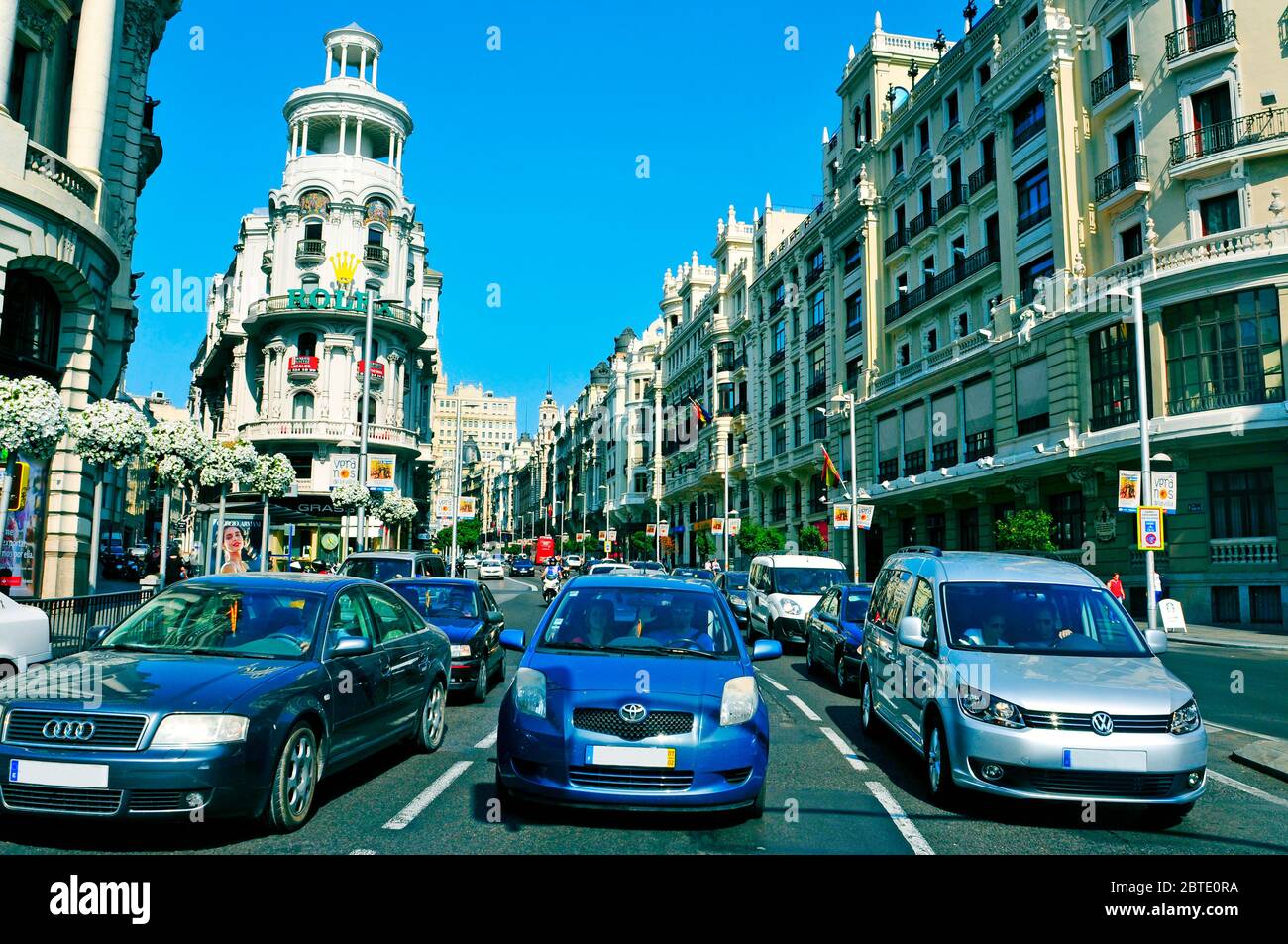 MADRID, SPANIEN - AUGUST 11: Ein Blick auf die Gran Via am 11. August 2014 in Madrid, Spanien. Diese Straße ist bekannt als der spanische Broadway, weil ist die lo Stockfoto