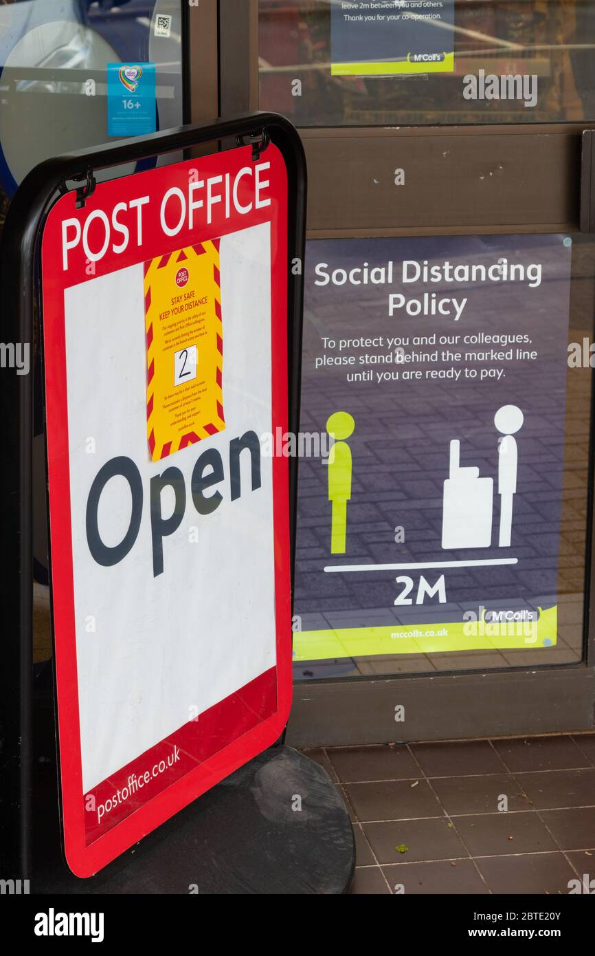Soziale Distanzierungszeichen in einem lokalen Postfenster, Fife, Schottland Stockfoto