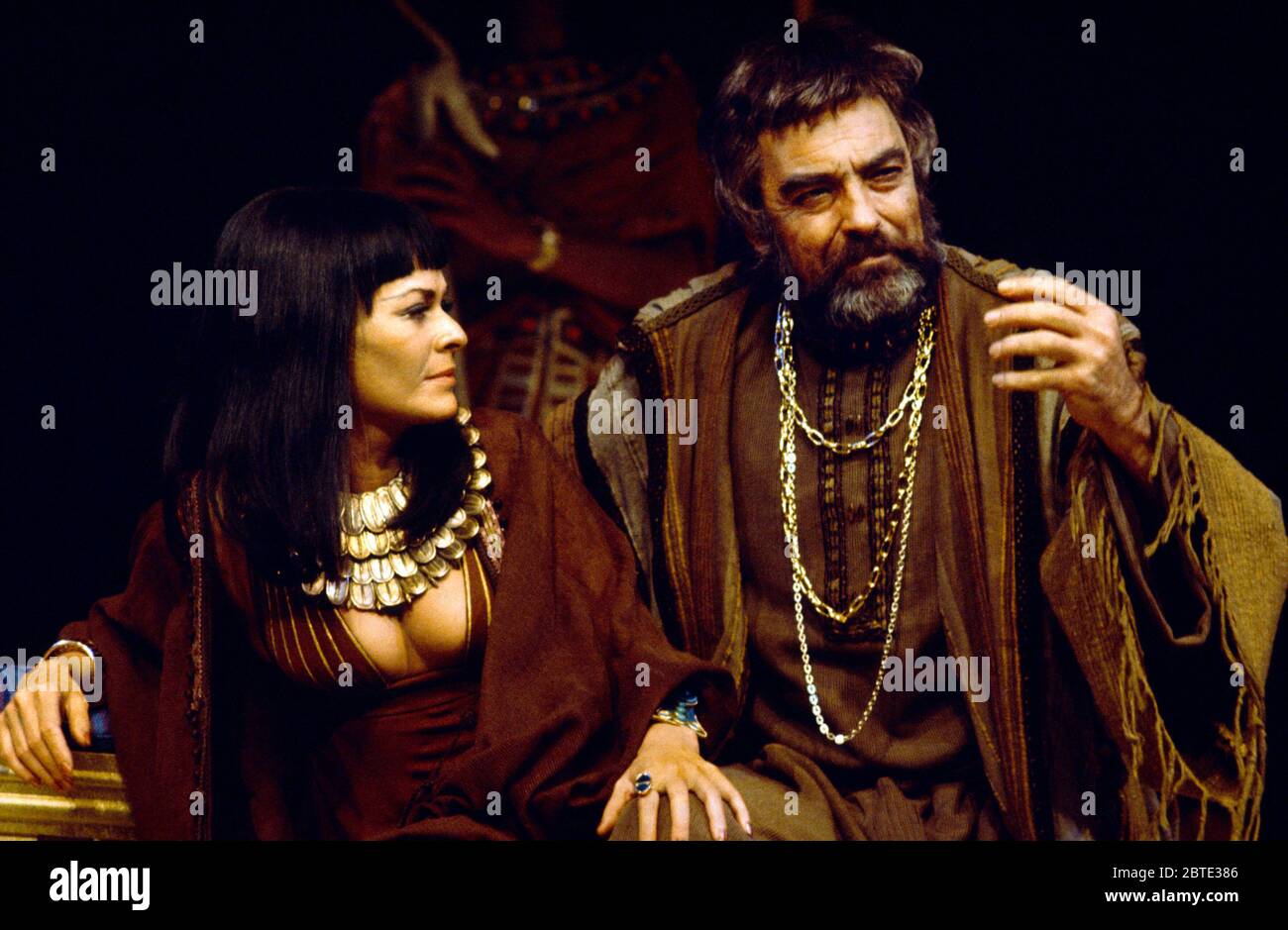 Janet Suzman (Cleopatra), Richard Johnson (Antony) in ANTONY AND ...