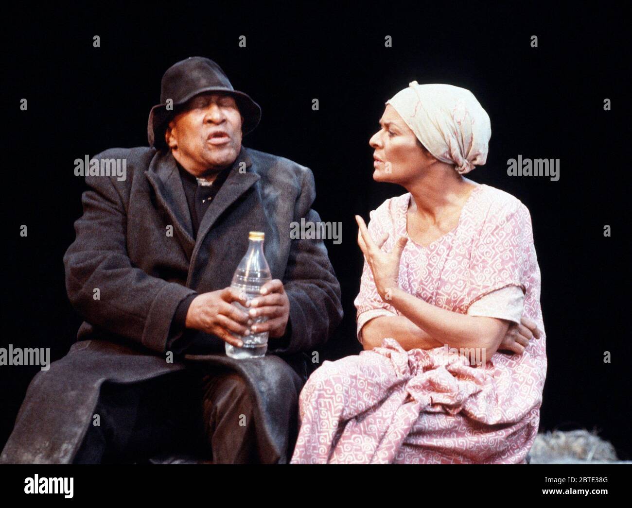 Tommy Buson (outa), Janet Suzman (Lena) in BOESMAN UND LENA von Athol Fugard unter der Regie von Clare Davidson im Hampstead Theatre, London NW3 22/02/1984 Stockfoto