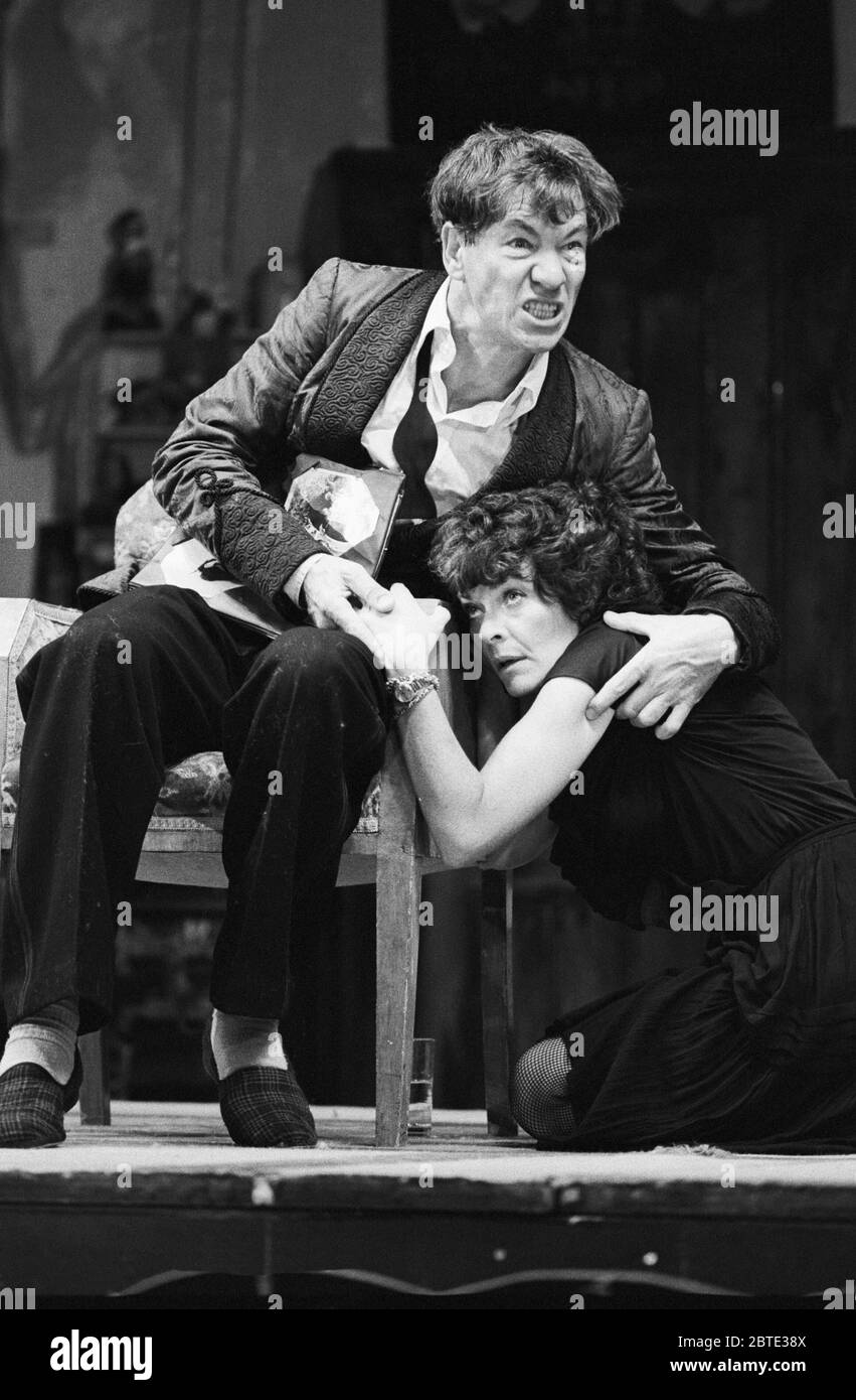 Ian McKellen (Boy), Janet Suzman (Babe) in FEIGHEIT von Sean Mathias im Ambassador's Theatre, London WC2 11/08/1983 Bühnenbild: Hayden Griffin Kostüme: Deirdre Clancy Beleuchtung: Rory Dempster Regie: Anthony Page Stockfoto