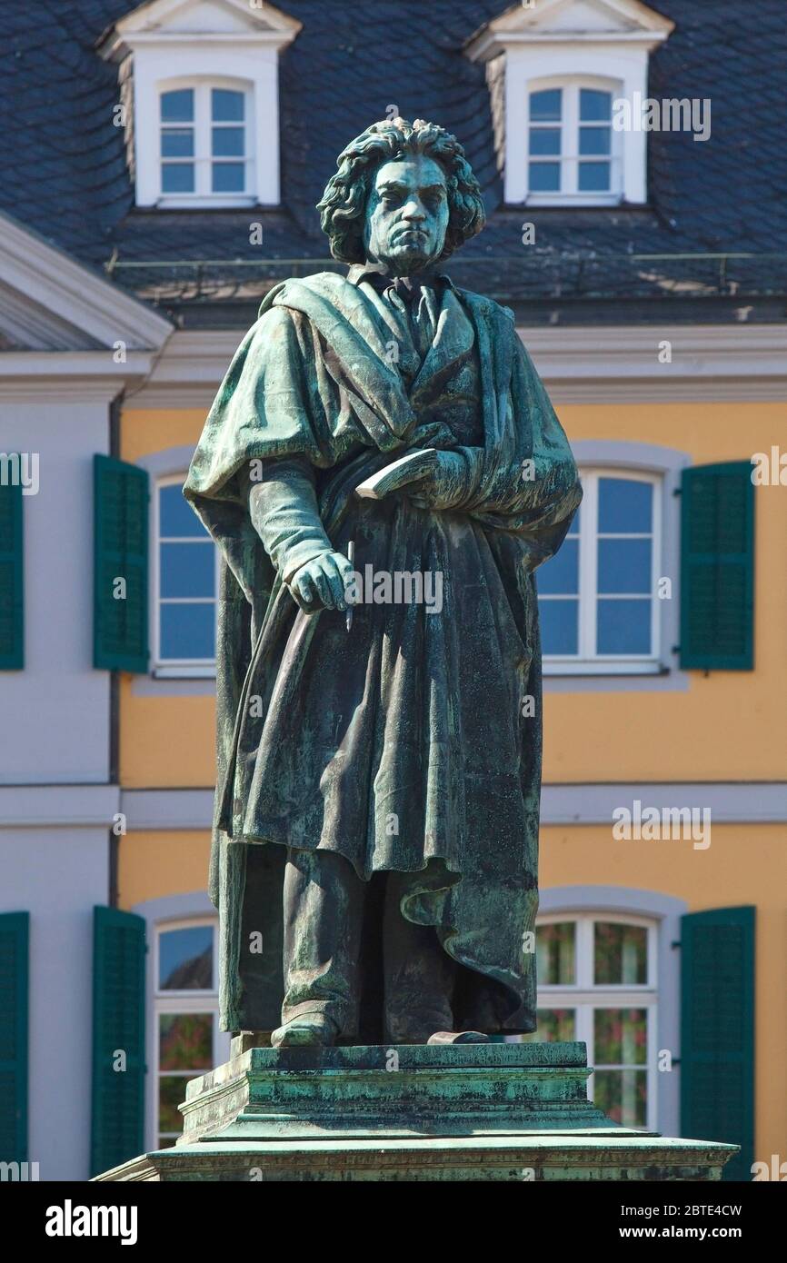 Beethoven-Denkmal vor dem Hauptpostamt am Münsterplatz, Nordrhein-Westfalen, Bonn Stockfoto
