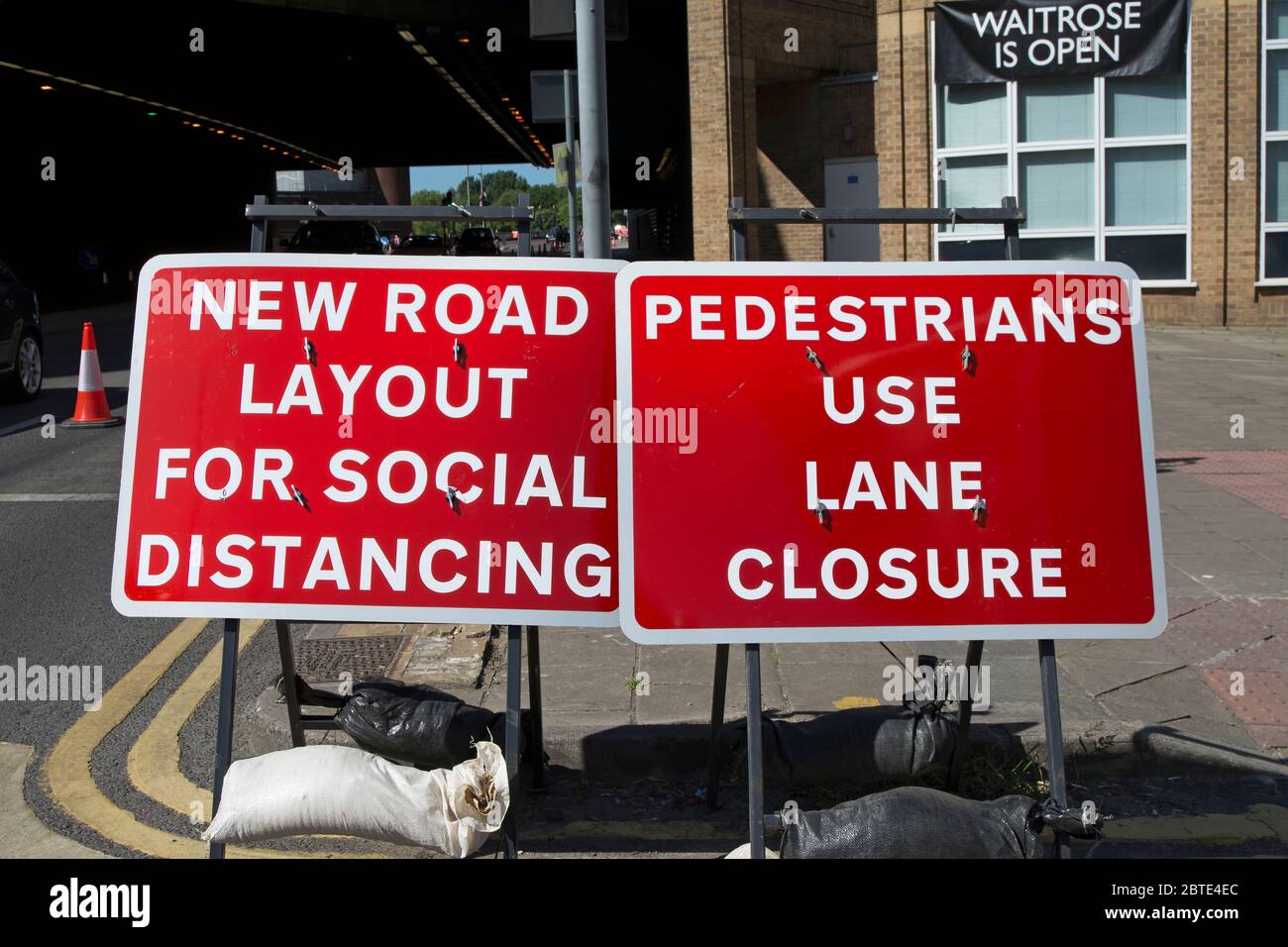 Neue Straßenlage für soziale Distanzierung und Fußgänger verwenden Fahrbahnabsperrung in kingstong, surrey, england, aufgrund von Covid 19 Virus Richtlinien Stockfoto