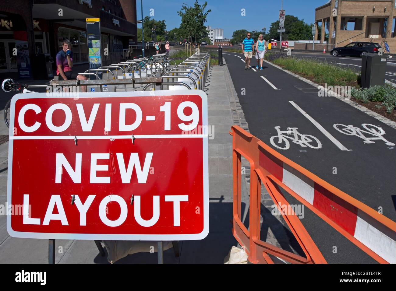 Covid 19 neue Layout-Schild an der Annäherung an kingston Brücke, kingston, surrey, england, wo ein Radweg ist geschlossen, um Fußgänger zu helfen, Abstand Stockfoto