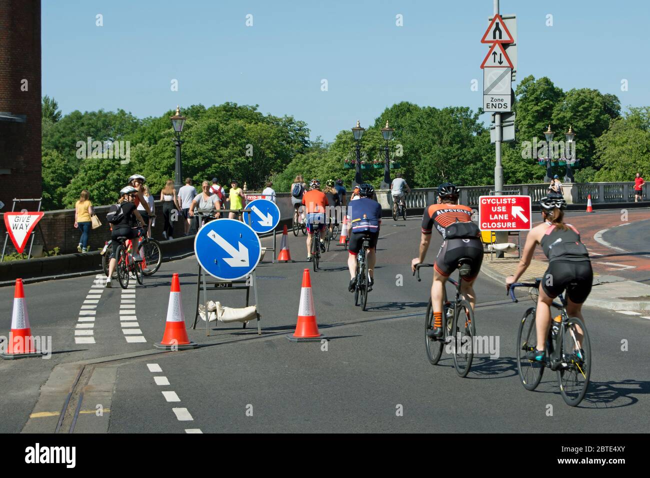 Radfahrer, die über die Kingson Bridge nach Westen fahren, kingston upon thames, surrey, england, mit einer neuen Straßenlage, die soziale Distanz unterstützt Stockfoto