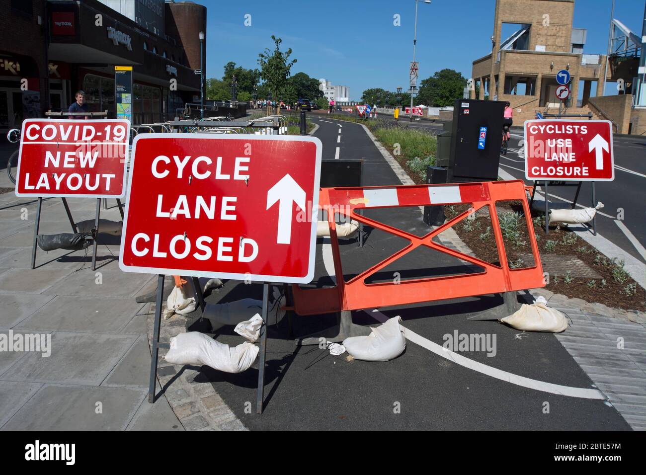 Fahrradweg geschlossen, covid 19 neue Layout und Radfahrer verwenden Fahrspursperrschilder bei kingston Brücke, kingston, surrey, england Stockfoto
