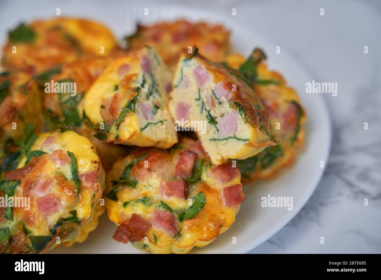 Brokkoli-Eierkäse-Auflauf in Backform auf Betongrund. Stockfoto