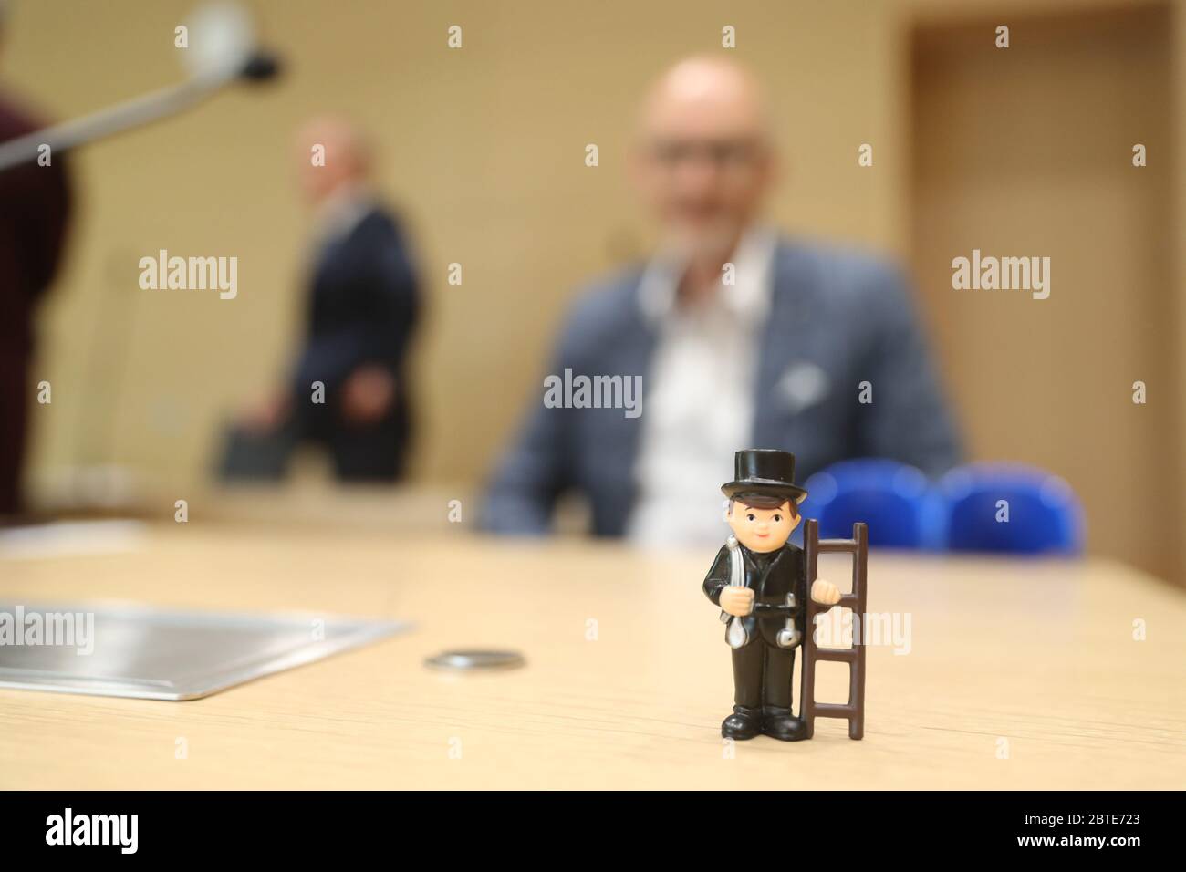 25. Mai 2020, Baden-Württemberg, Karlsruhe: Eine kleine Schornsteinfeger-Figur steht im Gerichtssaal des Bundesgerichtshofs (BGH) als Glücksbringer auf dem Tisch des Klägers Herbert Gilbert. Das Gericht hat sein Urteil im Prozess gegen den Besitzer eines VW Diesel Pkw gegen VW verkündet. Volkswagen ist nach dem Urteil grundsätzlich verpflichtet, Autobesitzer, die vom Dieselskandal betroffen sind, zu schädigen. Kläger, die das Geld für ihr Auto zurückbekommen wollen, müssen aber die gefahrenen Kilometer gutmachen, urteilte das Bundesgerichtshof (BGH) in Karlsruhe am Montag. Foto: Thor Stockfoto