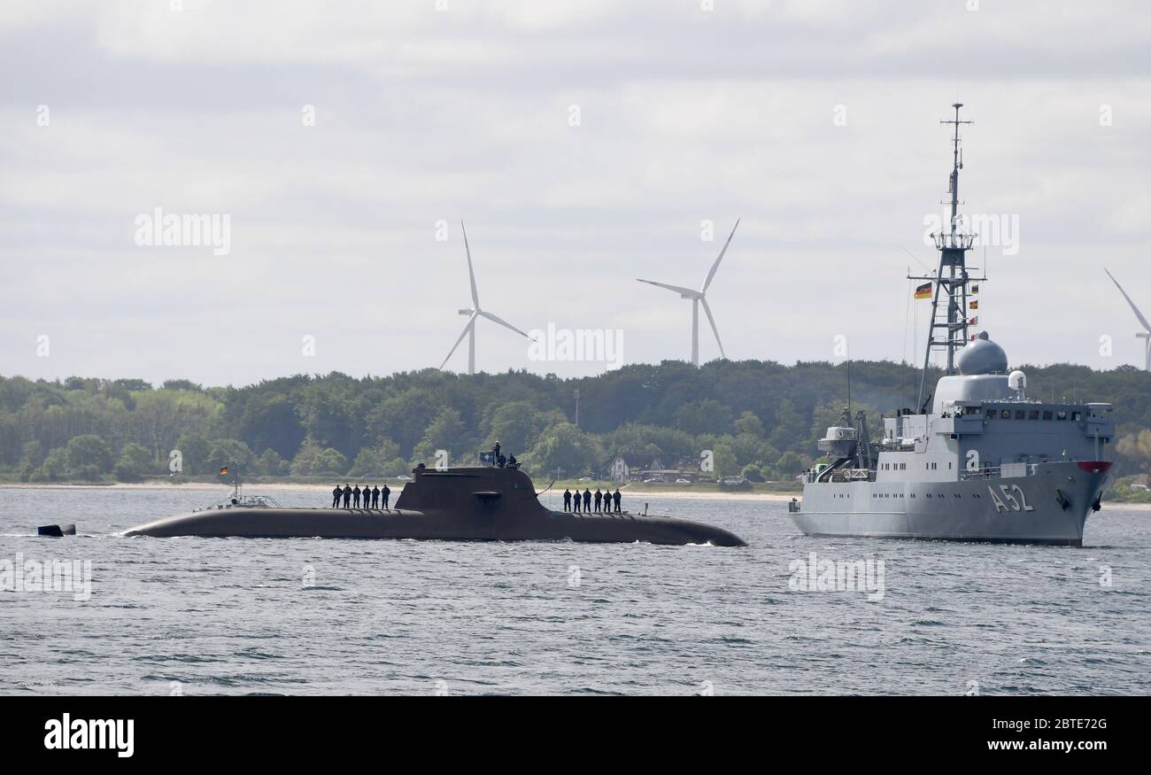 Deutschland. Mai 2020. 25. Mai 2020, Schleswig-Holstein, Eckernförde: Das deutsche U-Boot 'U33' kehrt zum Marinestützpunkt und Heimathafen Eckernförde zurück. Das U-Boot hat seit Februar mehrere Erkundungsfahrten an der Außengrenze der NATO unternommen. In den vergangenen Wochen wurde es dem Seehauptsitz der Allianz (Allied Maritime Command, MARCOM) untergeordnet und sollte die Aktivitäten der russischen Flotte beobachten. Foto: Carsten Rehder/dpa Quelle: dpa picture Alliance/Alamy Live News Stockfoto