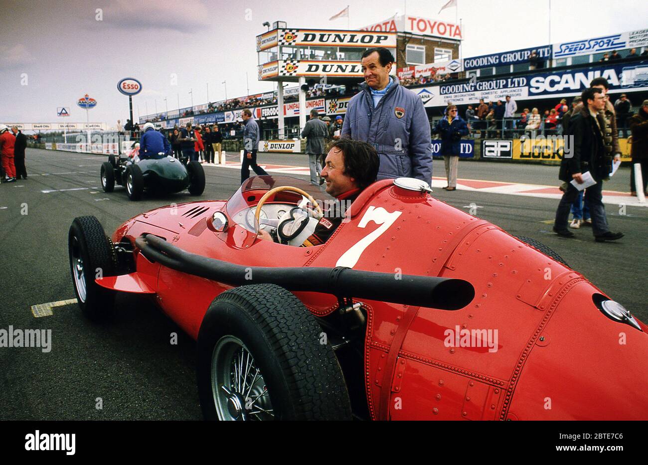 Nick Mason am Start in seiner Maserati 250F. Rennen bei einem VSCC-Renntreffen in Silverstone Ende der 1980er Jahre Stockfoto