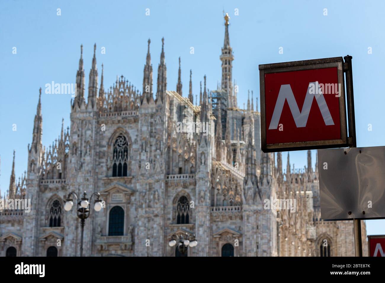 Mailand, Italien. Mai 2020. Mailand, Italien, Piazza Duomo, 25. Mai 2020, Duomo di Milano und ein U-Bahnschild im Stadtzentrum während - - Credit: LM/Francesco Scaccianoce Credit: Francesco Scaccianoce/LPS/ZUMA Wire/Alamy Live News Stockfoto