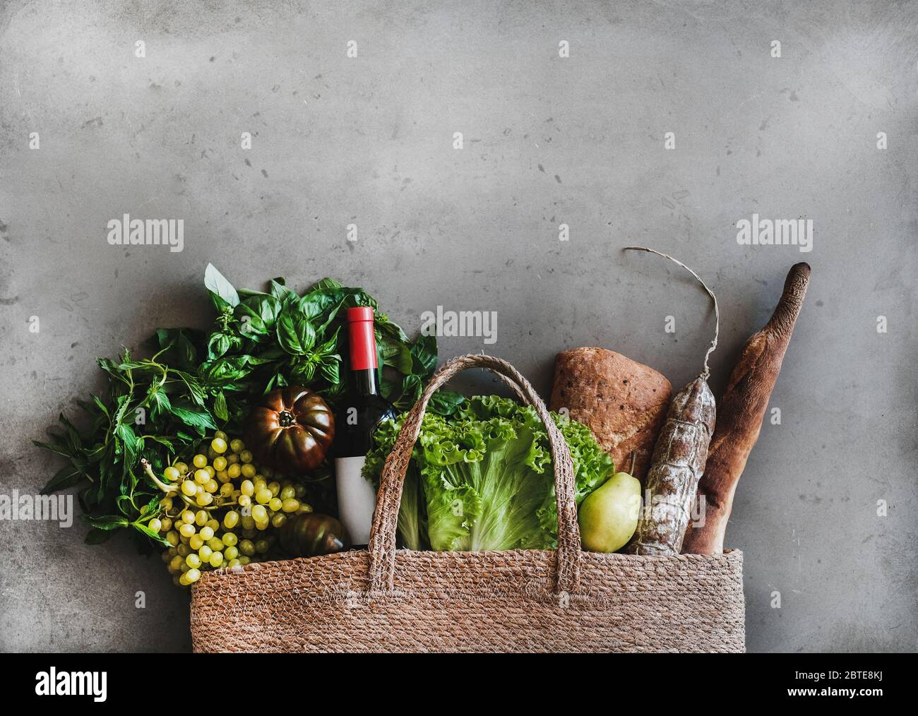 Flacher Leg von gesunden Lebensmitteleinkaufsack mit Essen und Wein Stockfoto