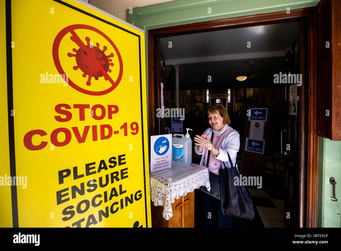 Belfasts älteste katholische Kirche, St. Mary's in Chapel Lane, wird wieder eröffnet, nachdem die nordirische Exekutive letzte Woche angekündigt hatte, dass Gotteshäuser für einsames Gebet geöffnet werden dürfen. In Vorbereitung St Mary's haben Schilder, um ein Einweg-System zu schaffen, installiert Hand Desinfektionsmittel Gel am Eingang, und begrenzt die Menge der geöffneten Bänke für Gemeindemitglieder, um einen Abstand von 2 m zu halten. Stockfoto