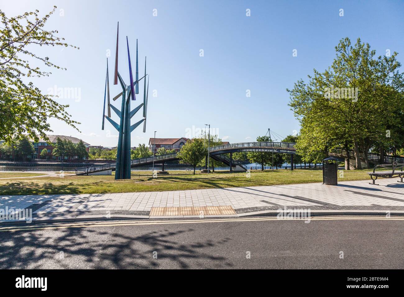 Ein Blick auf die Riverside Road in Stockton auf Tees, England, mit der Aeolian Motion-Kunst im Vordergrund Stockfoto