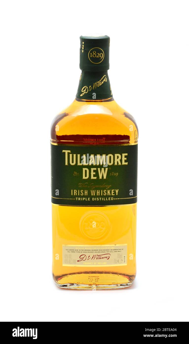 PRAG, TSCHECHISCHE REPUBLIK - 20. MAI 2020: Volle Flasche Tullamore Dew irish Whiskey auf weißem Hintergrund. Tullamore Dew ist eine Marke von irischen Whiskey Pro Stockfoto