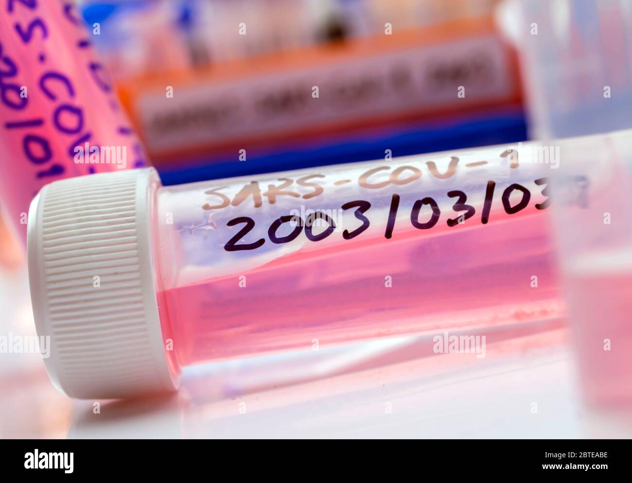 Fläschchen mit Proben von SARS-COV-1 in einem Forschungslabor, konzeptionelles Bild Stockfoto