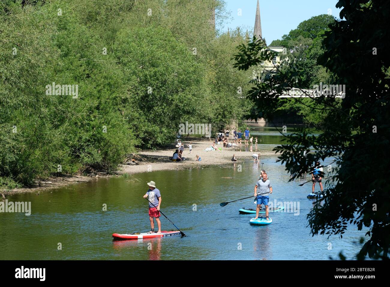 Hereford, Herefordshire UK - Feiertagsmontag 25. Mai 2020 - geschäftige Szene auf dem Fluss Wye mit Menschen Bootfahren und Paddeln auf dem Flussufer Strand des Flusses Wye im Stadtzentrum an einem heißen und sonnigen Bank Holiday Montag mit lokalen Temperaturen von 24c. Der Fluss Wye ist nach wochenlangem Trockenwetter sehr flach, mit einer Tiefe von nur 13 cm. Foto Steven May / Alamy Live News Stockfoto