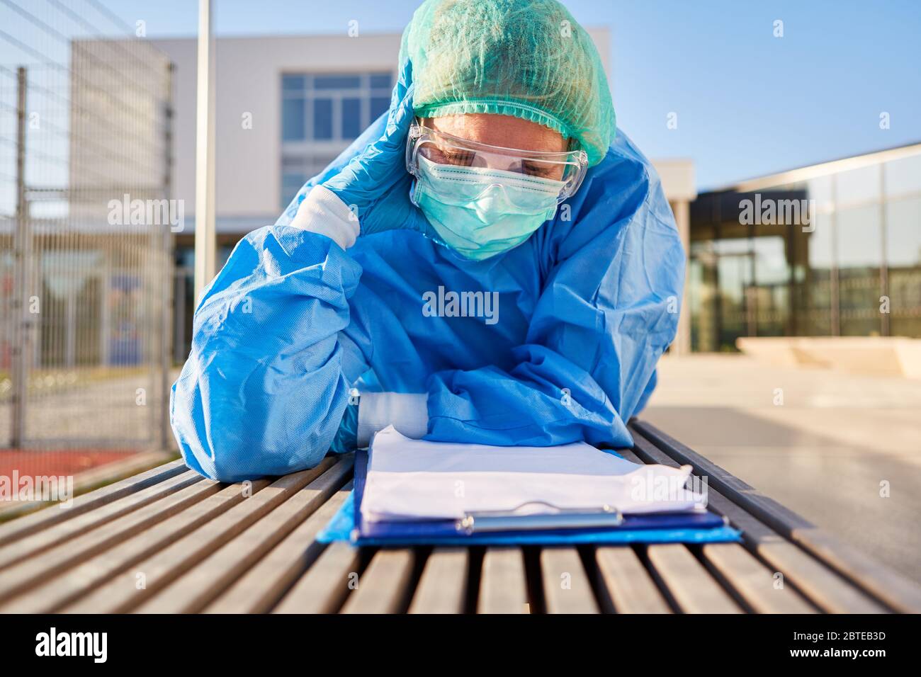 Pflegepersonal vor der Klinik erwägen Kontaktnachverfolgung während Coronavirus-Pandemie Stockfoto