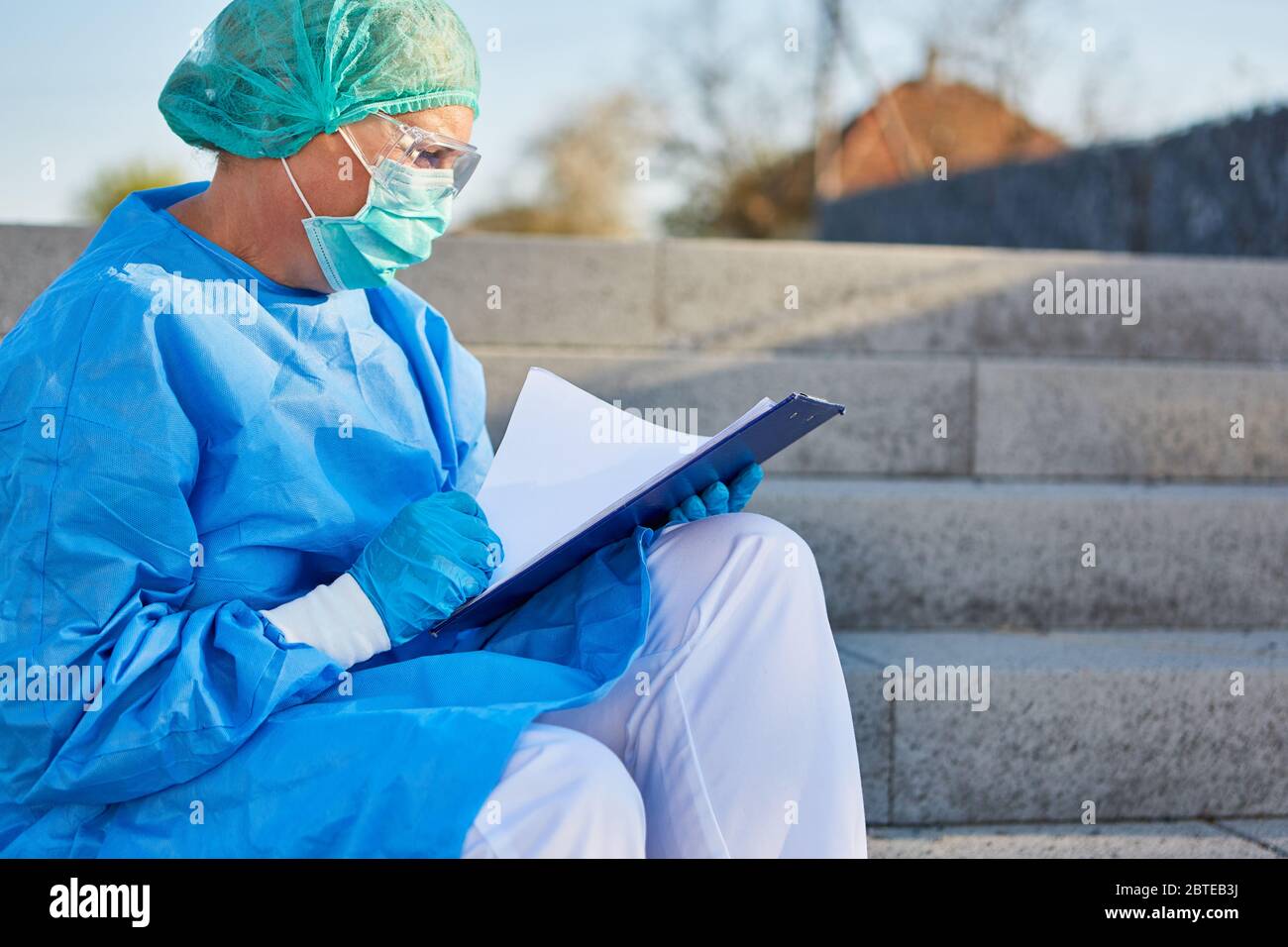 Containment Scout Studien Kontaktauflistenvor der Klinik bei Coronavirus oder Covid-19 Pandemie Stockfoto