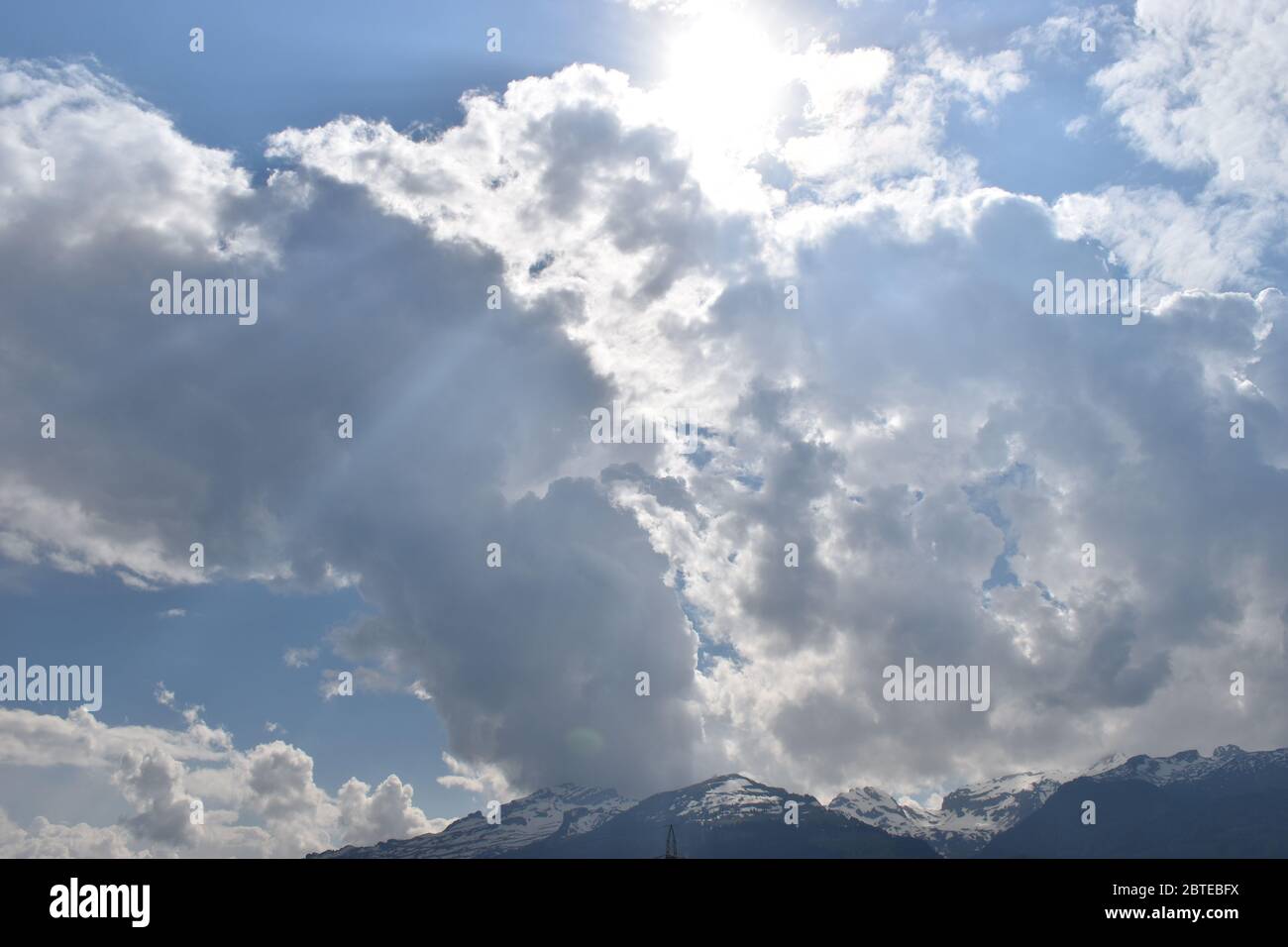 Cumulus Wolke am blauen Himmel Stockfoto