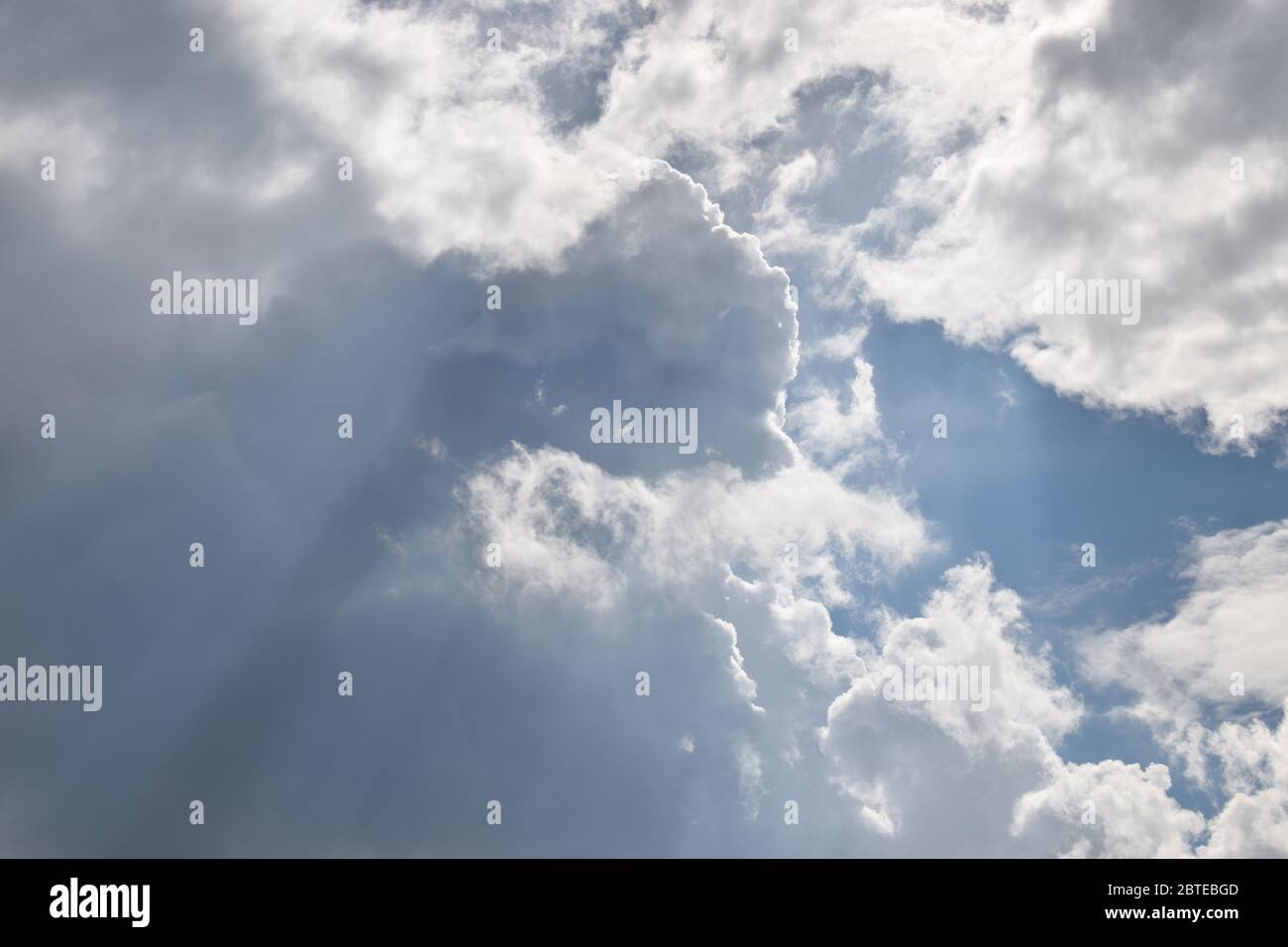 Cumulus Wolke am blauen Himmel Stockfoto