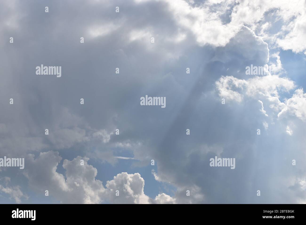 Cumulus Wolke am blauen Himmel Stockfoto