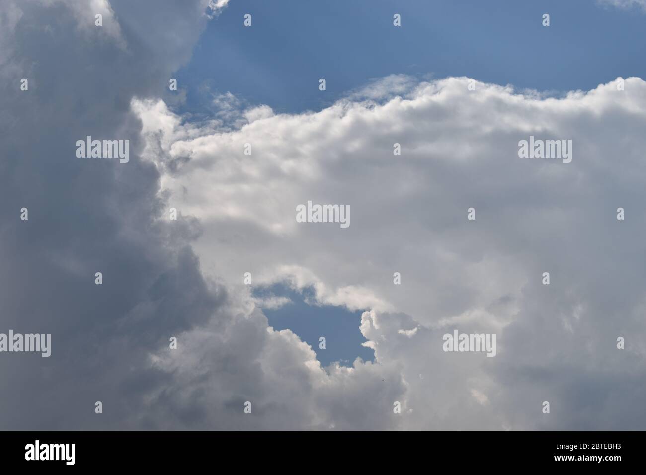 Cumulus Wolke am blauen Himmel Stockfoto