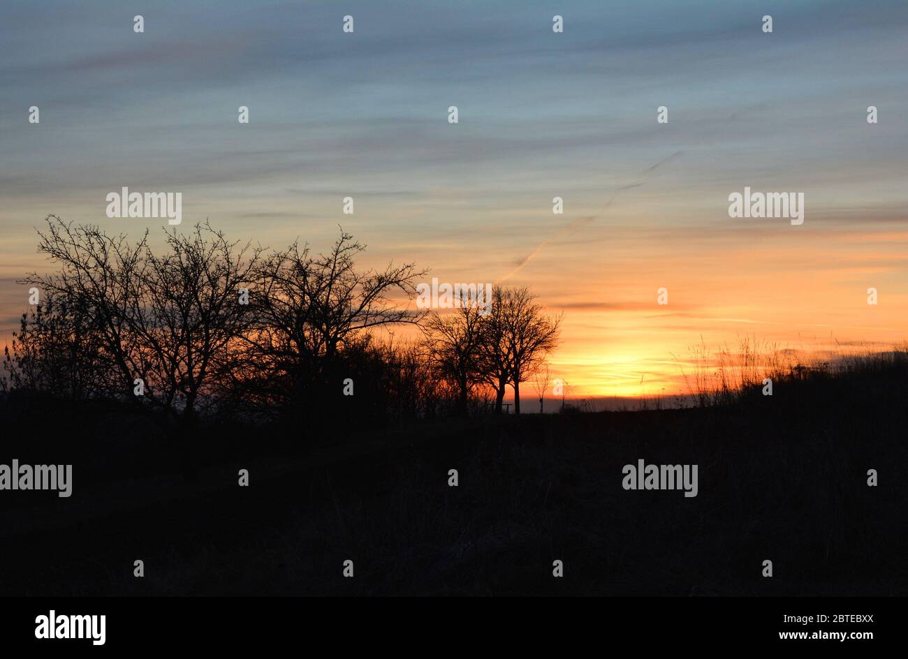 Himmel nach Sonnenuntergang über Wiesen in Polen Stockfoto