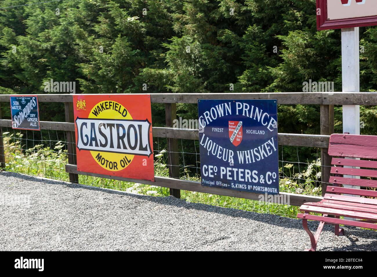 Alte Werbeschilder auf der Plattform an der Wootton Station, Isle of Wight Steam Railway, Isle of Wight, Großbritannien Stockfoto