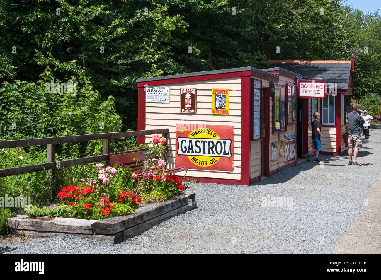 Das Buchungsbüro und die alten Werbeschilder am Bahnhof Wootton, Isle of Wight Steam Railway, Isle of Wight, Großbritannien Stockfoto