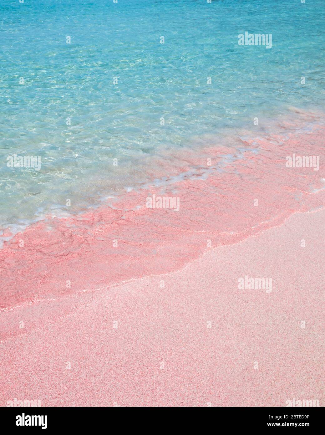 Rosa Sandstrand und türkisfarbenes, unberührtes Wasser in Kreta, Griechenland Stockfoto