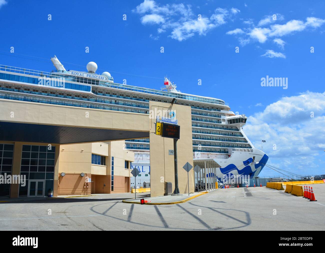 FORT LAUDERDALE, USA - 20. MÄRZ 2017 : Royal Princess Schiff in Port Everglades in Fort Lauderdale angedockt. Royal Princess Schiff wird von Princess betrieben Stockfoto