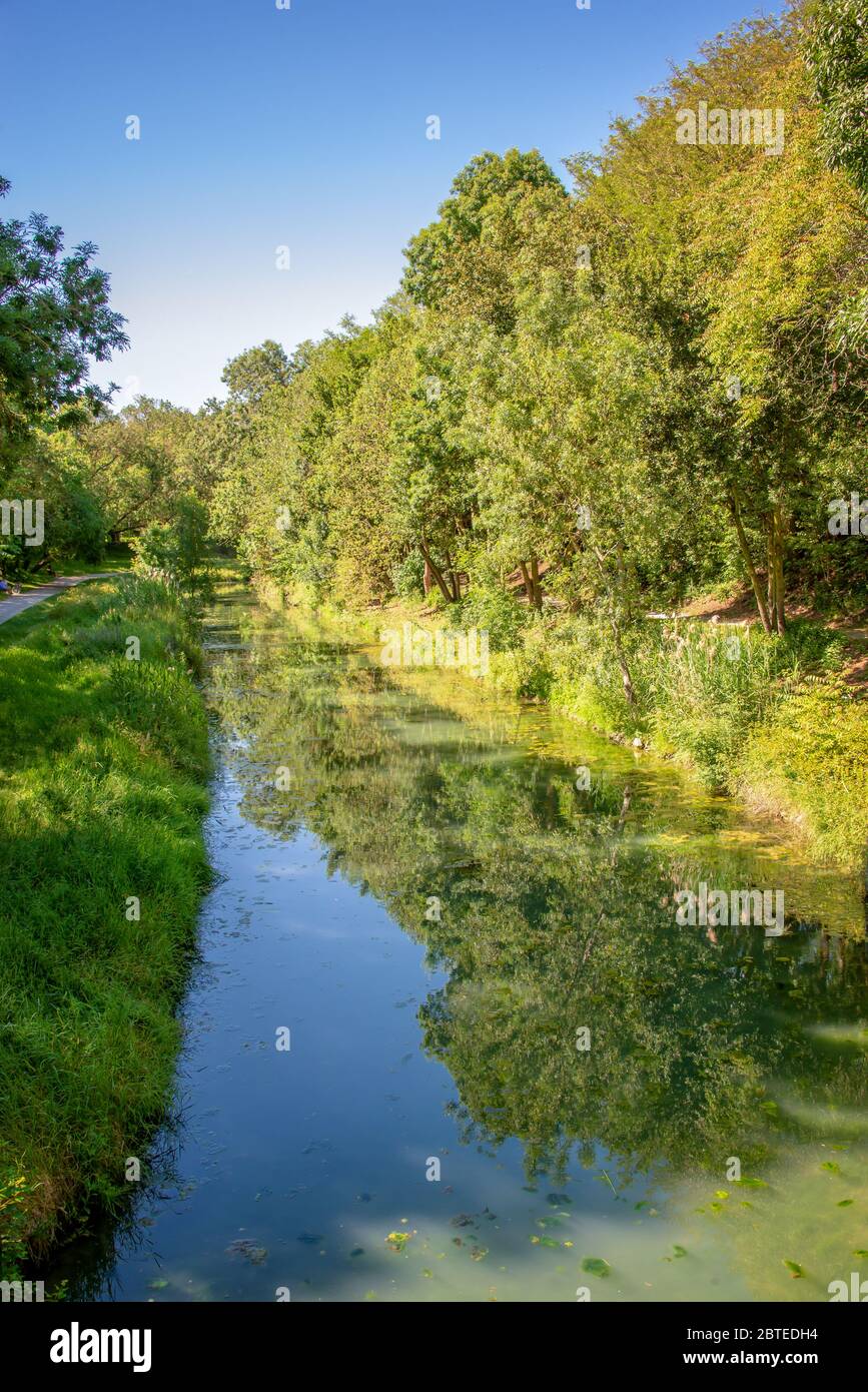 Wasser Kanal in öffentlichen Park Charruyer, La Rochelle, Frankreich Stockfoto