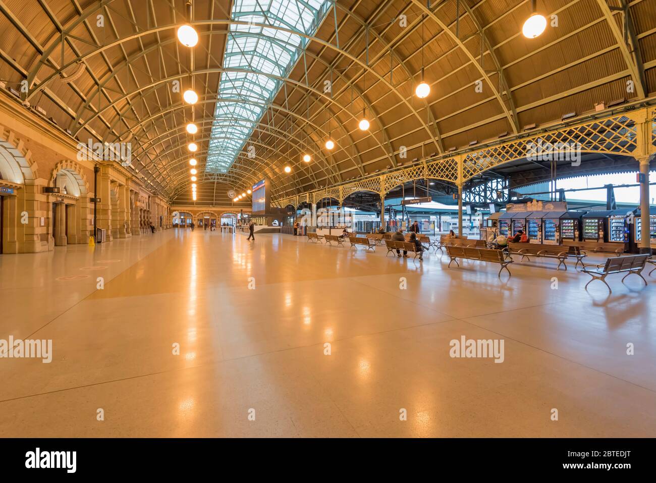Sydney, Australien Mai 2020: Der normalerweise überfüllte Grand Concourse am Hauptbahnhof erscheint während der Covid-19-Pandemie fast leer Stockfoto