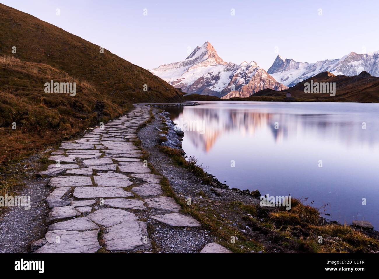 Malerischer Blick auf den See Bachalpsee in den Schweizer Alpen. Schneebedeckten Gipfel des Wetterhorns Rosenhorn, Mittelhorn und für den Hintergrund. Tal von Grindelwald, Schweiz. Landschaftsfotografie Stockfoto