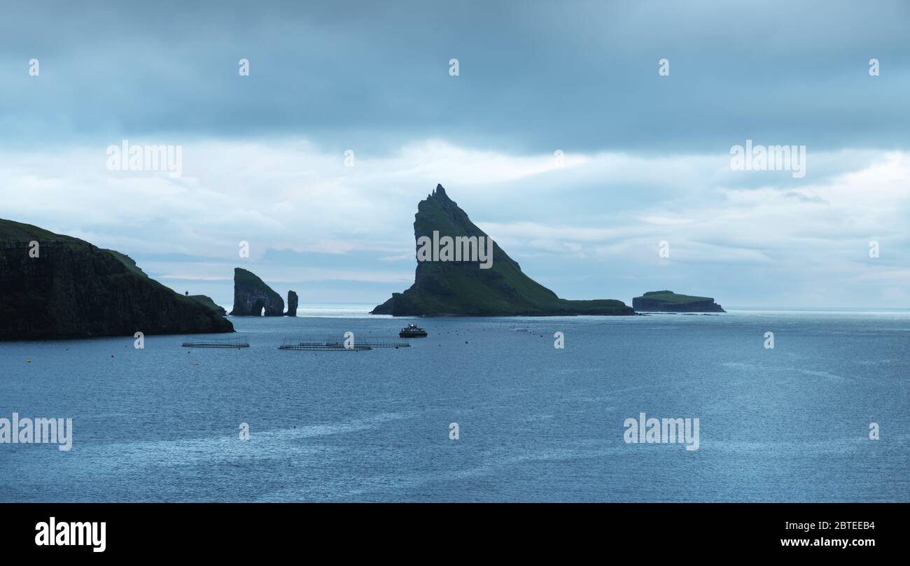 Dramatische Sicht auf Meer Tindholmur Drangarnir und Stapel im Atlantischen Ozean, Färöer Inseln. Landschaftsfotografie Stockfoto