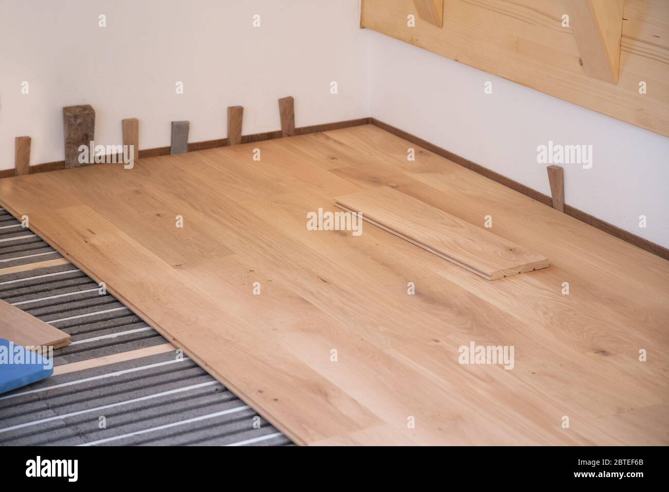 Verlegung und Verlegung von Massivparkett über Fußbodenheizung Stockfoto