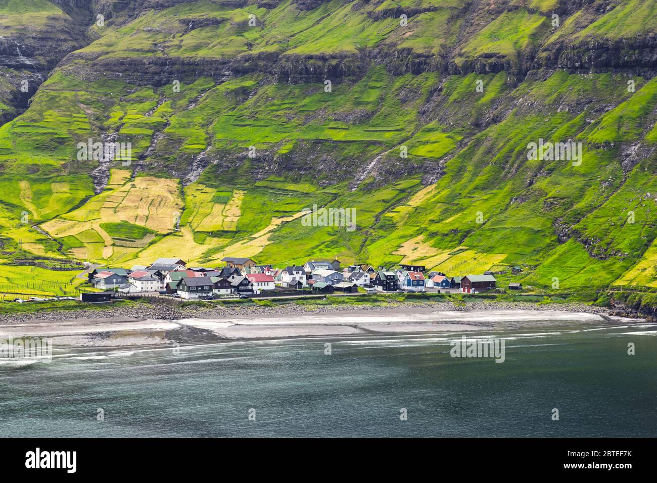 Tjornuvik Dorfstrand auf der Streymoy-Insel, auf den Färöern, Dänemark. Landschaftsfotografie Stockfoto