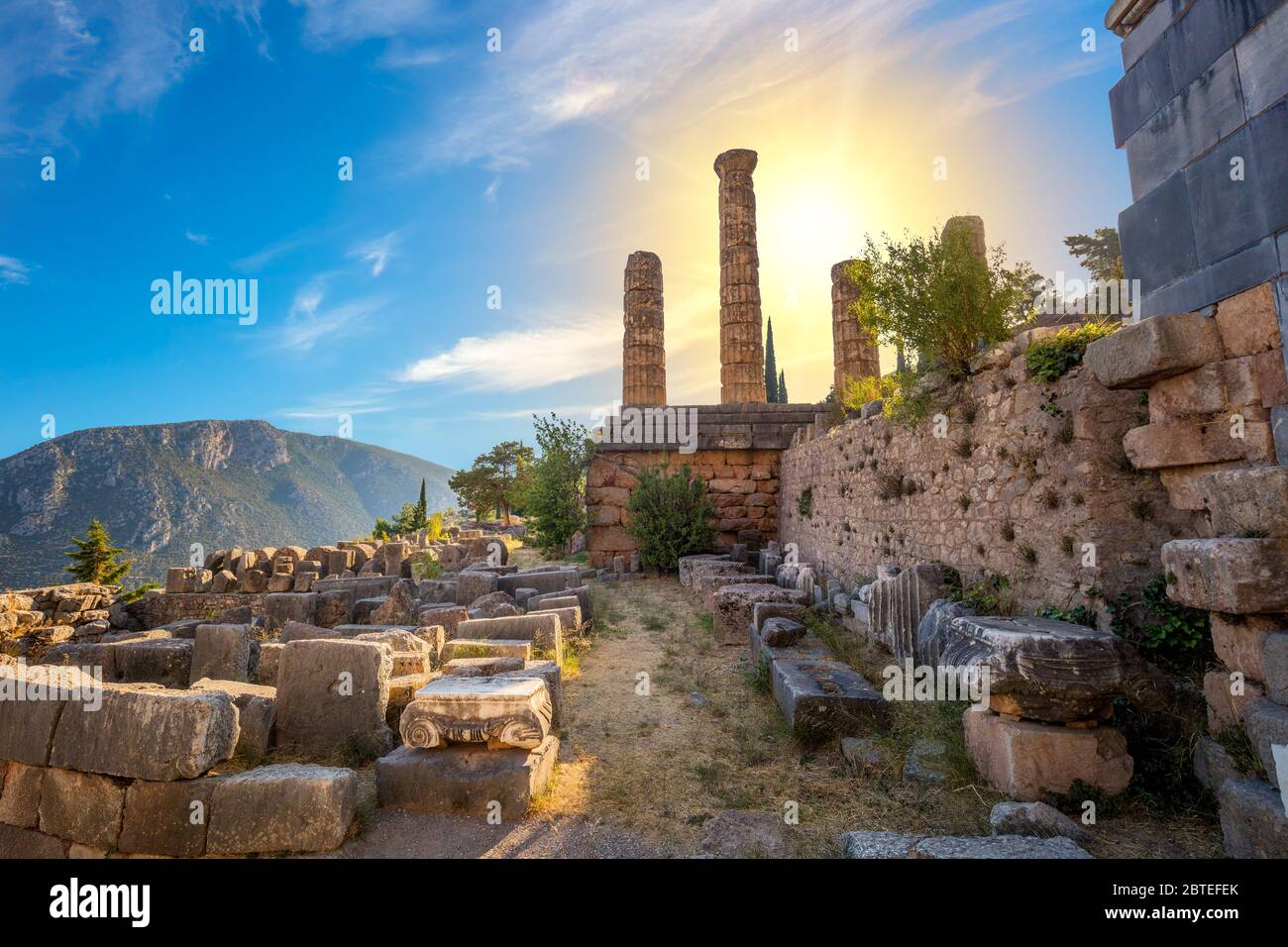 Historische griechische antike Ruinen - der Apollotempel in Delphi, Griechenland, Europa Reisen Stockfoto