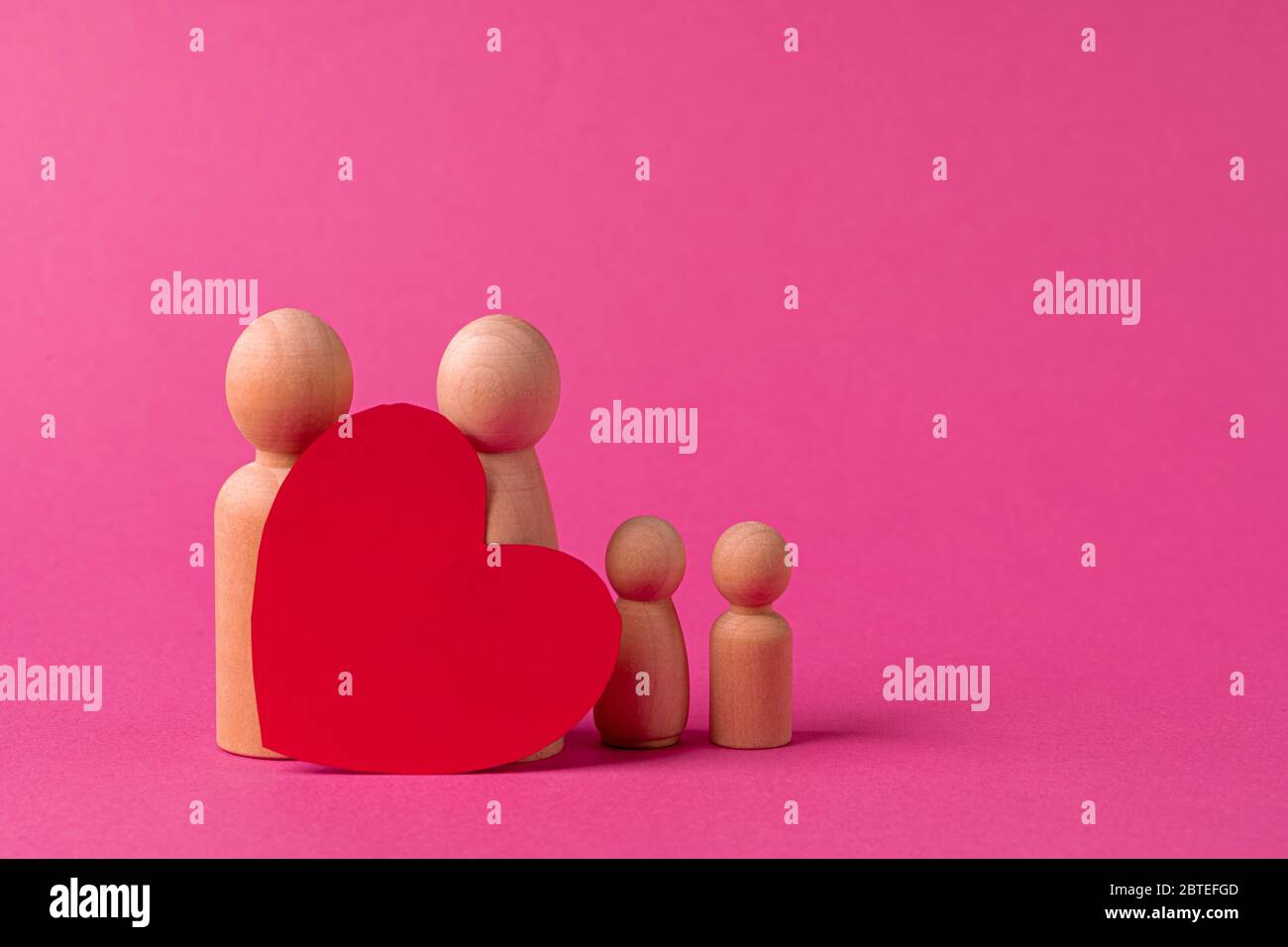 Kleine Holzfiguren von Familienmitgliedern. Symbol für Familienbeziehung Stockfoto