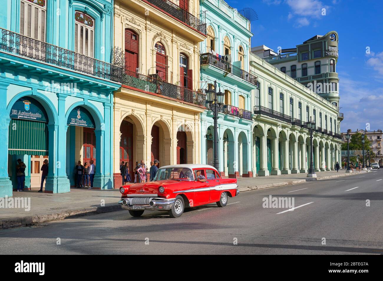 Classic American Oldtimer auf der Straße, Havanna, Kuba Stockfoto