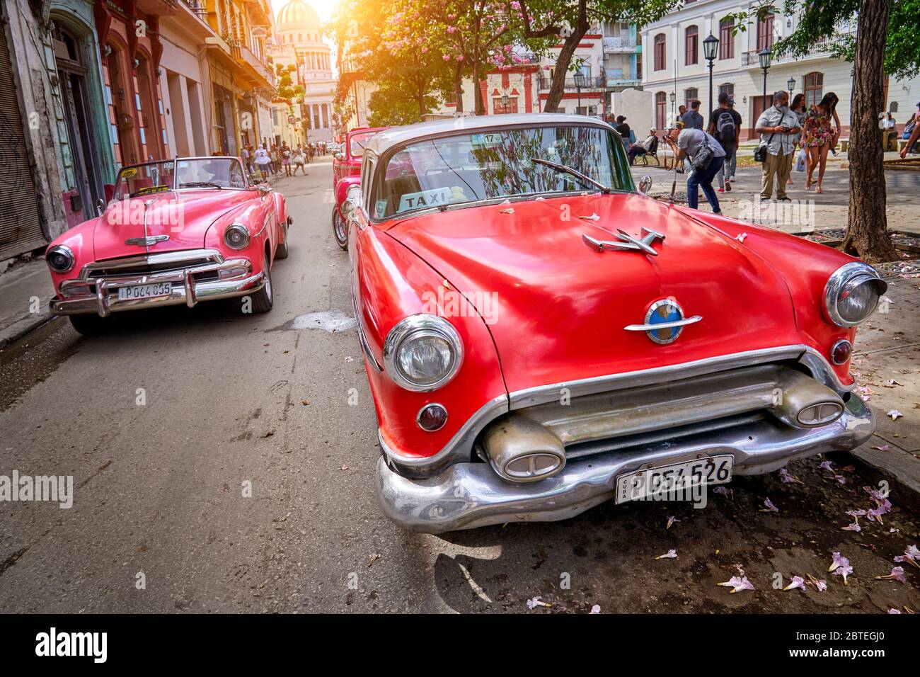 Klassisches amerikanisches rotes Auto auf der Straße, Altstadt von Havanna, La Habana Vieja, Kuba, UNESCO Stockfoto