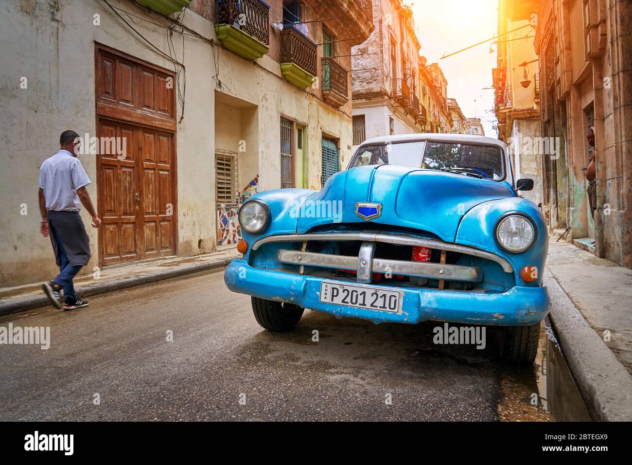 Klassisches amerikanisches Auto auf der Straße, Altstadt von Havanna, La Habana Vieja, Kuba, UNESCO Stockfoto