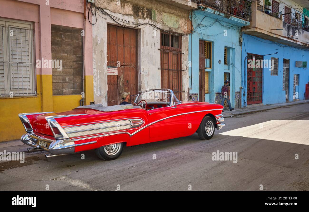 Klassisches amerikanisches rotes Auto auf der Straße, Altstadt von Havanna, La Habana Vieja, Kuba, UNESCO Stockfoto